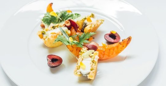 Салат из дыни с копченой уткой и сухофруктами