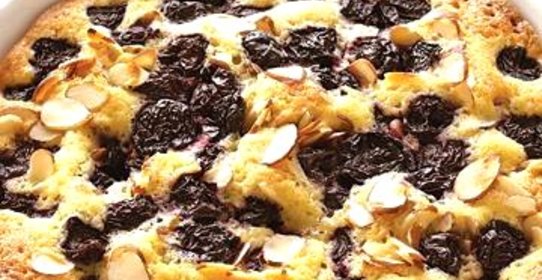 Пирог с вишней и миндалем