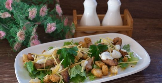 Салат Цезарь с курицей классический