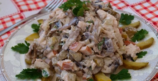 Салат с шампиньонами,копчёной курицей и маринованными огурцами