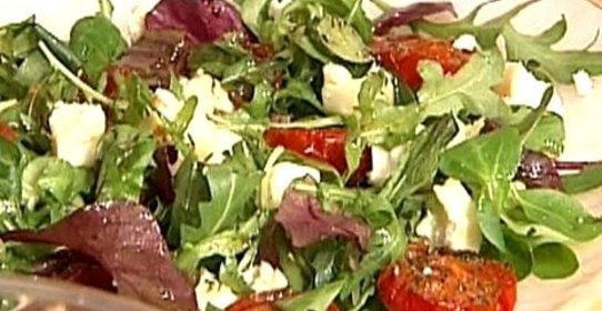 Итальянский салат с вялеными помидорами