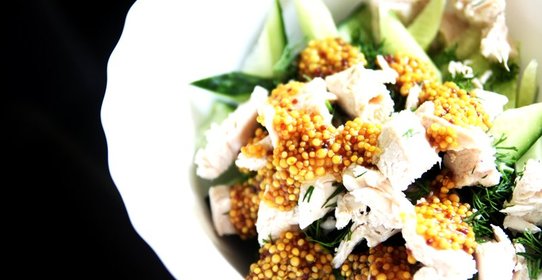 Салат из курицы и огурцов с горчичной заправкой