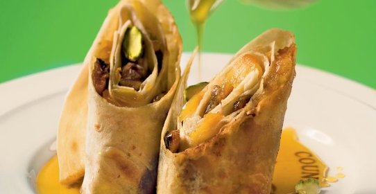 Жареный лаваш с яблоками и фисташками