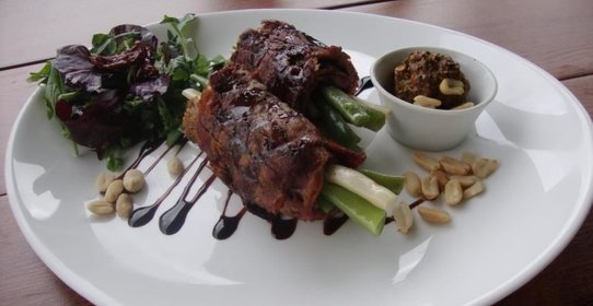 Рулет из подкопченной телятины с ветчиной и спаржевой фасолью под соусом а-ля чимичурри