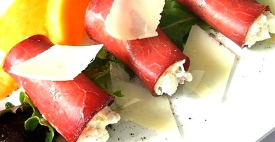 Рулетики из брезаолы с козьим сыром