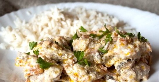 Мясо в горшочках со сметаной