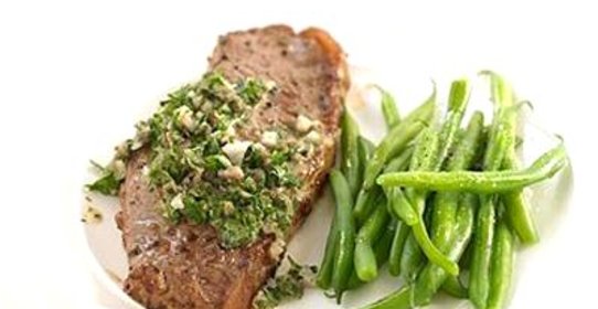 Говяжий стейк с сальсой и фасолью