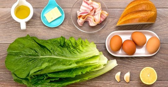 Теплый салат с яйцом и беконом