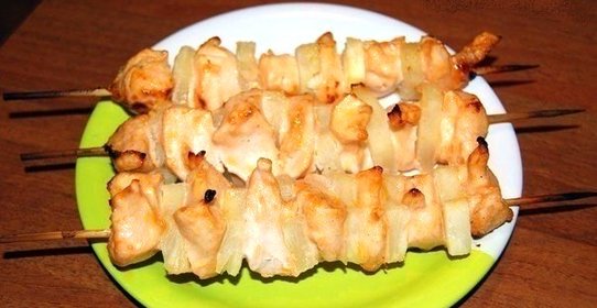 Куриные шашлычки с ананасами в духовке