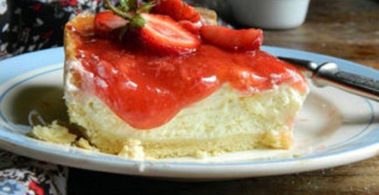 Пирог с творожным кремом и клубникой