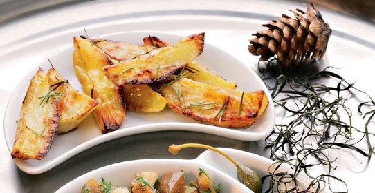 Картофель, запеченный с еловыми веточками