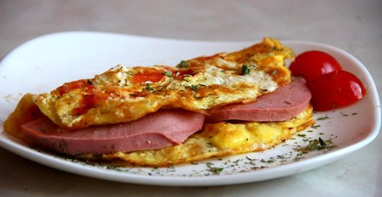 Омлет с ветчиной и помидорами