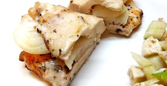 Куриное филе запеченное в специях с луком