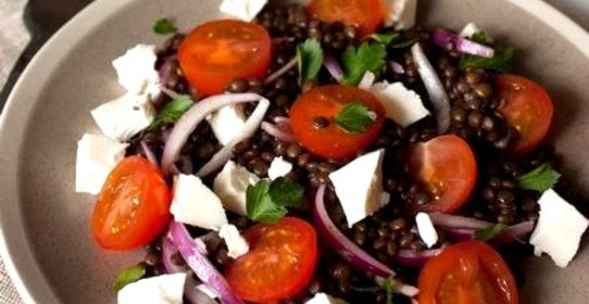 Салат с чечевицей и сыром фета