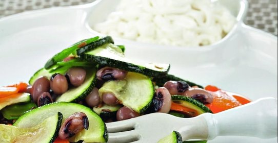 Теплый салат из цукини и бобов