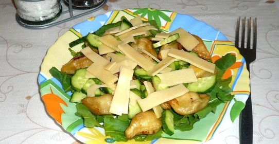 Салат с мини-пельмешками