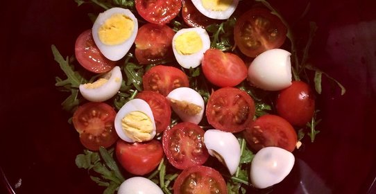 Легкий салат с рукколой и перепелинными яйцами