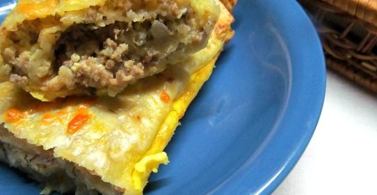 Мясной рулет в лаваше под соусом