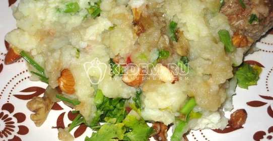 Картофельное пюре в остром соусе с орехами