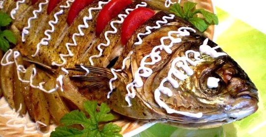 Запеченный толстолобик с картофелем