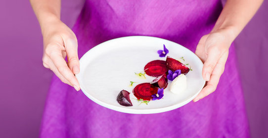 Салат из карамелизованной свеклы и сливы с фиалками