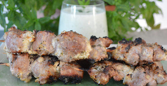 Шашлычки из ягненка с огуречным соусом