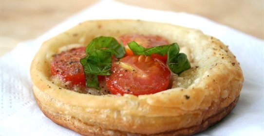 Томатные тарталетки с базиликовым маслом