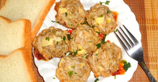 Тефтели с красным рисом и кабачком