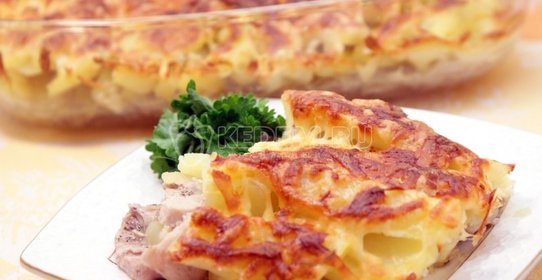 Запеченное мясо с картофелем и сыром