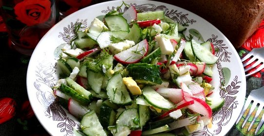 Овощной салат с яйцом и брынзой