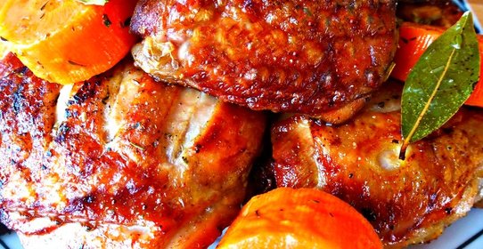 Мясо курицы с травами и глазированной морковью
