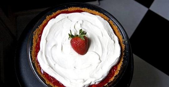 Клубничный пирог со взбитыми сливками