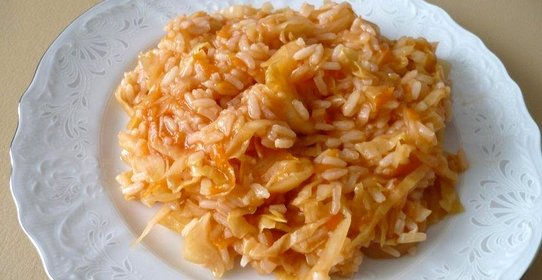 Постный рис с тушеной капустой
