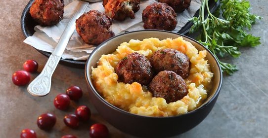 Тефтели, начиненные грушами с клюквой, с овощным пюре ‘stoemp’ от Вима Бальё