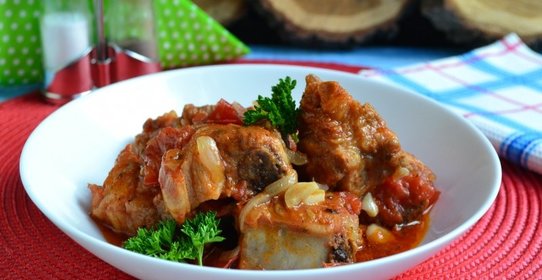 Свиные ребрышки, тушеные с помидорами в мультиварке