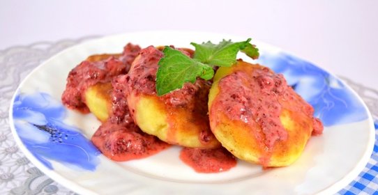 Сырники с овсяными хопьями и клубнично-сметанным соусом