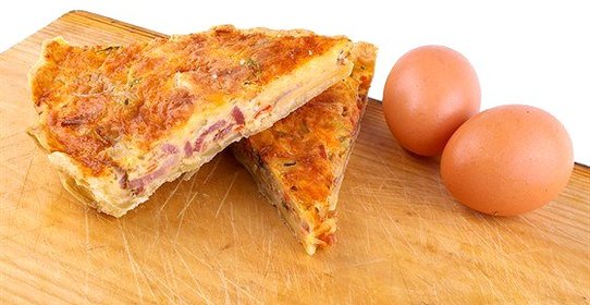Пирог с беконом и яйцом