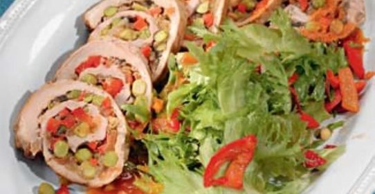 Рождественский куриный рулет с курагой и грибами