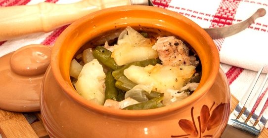 Свинина с картофелем и стручковой фасолью, тушенные в горшочке