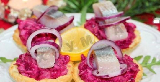 Сельдь под шубой в картофельных тарталетках