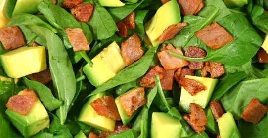 Салат с беконом и авокадо
