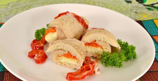 Куриные рулетики с брынзой и морковью на пару