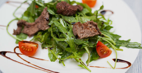 Теплый салат страчетти из говядины-гриль