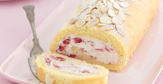 Рулет с йогуртово-малиновой начинкой