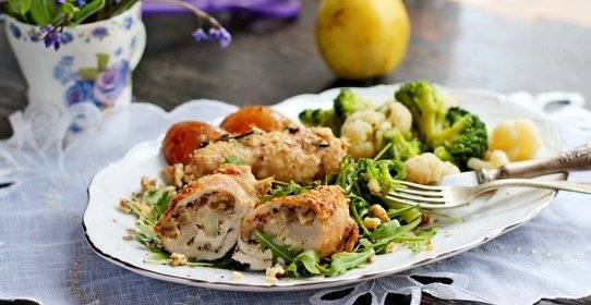 Куриные рулетики с грушей и орехами