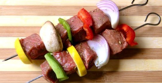 Маринованные говяжьи шашлыки с овощами и грибами