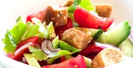 Томатный салат с сухариками на гриле и базиликом