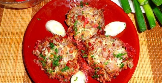 Тушеные тефтели со свеклой