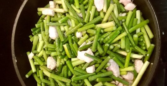 Побеги чеснока с курицей