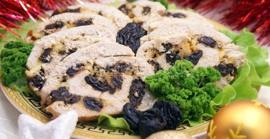 Куриный рулет с черносливом и сыром